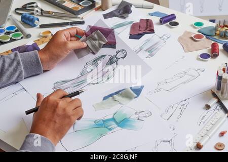 Modedesigner stilvolle Zeichnungen Skizzen Textil Stoff Material Kostüm. Designer kreative Werkstatt Studio. Stockfoto