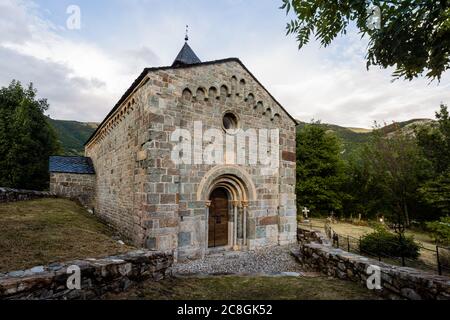 Hauptfassade der romanischen Himmelfahrtskirche in Coll erklärt WOR Stockfoto