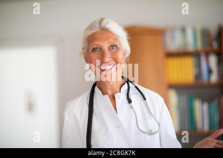 Ältere Ärztin weiblich arbeiten in einer Praxis Stockfoto