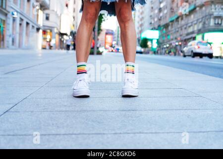 Frauenbeine in Hausschuhen, in der Stadt. Stockfoto