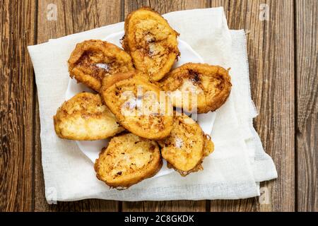 osterdessert. Traditioneller hausgemachter spanischer französischer Toast auf hölzernem Hintergrund. Draufsicht Stockfoto