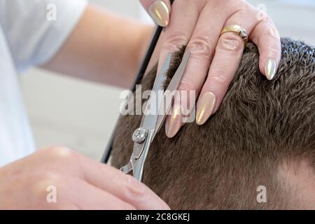 Mann, der Frisur Stockfoto