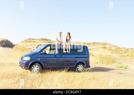 Ein glückliches Paar, das sich verliebt ansieht Oben auf dem Van Stockfoto