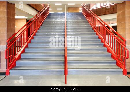 Rutschfeste Fußböden auf den Stufen einer Grundschultreppe. Stockfoto