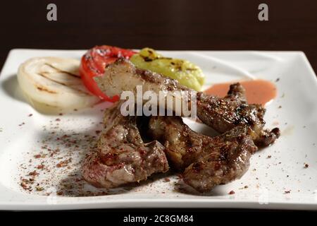 Köstliche Grillfleisch Rippchen Nahaufnahme mit gegrilltem Gemüse auf dem Teller. Fotos für Restaurant- und Cafe-Menüs Stockfoto