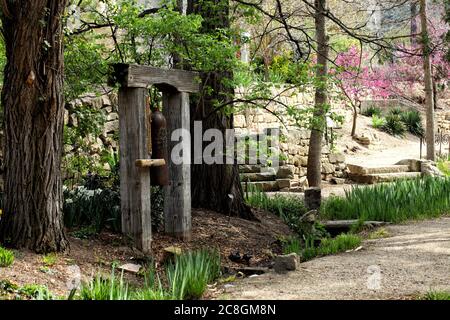 Eine Glocke in einem botanischen Garten, ähnlich einer japanischen Bonshō Glocke. Stockfoto