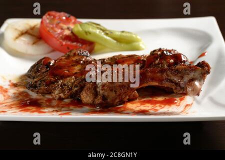 Gebratene Hähnchenschenkel aus der Nähe mit gegrilltem Gemüse. Fotos für Restaurant- und Cafe-Menüs Stockfoto