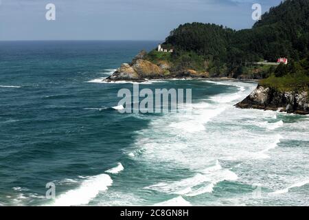 Eine erhöhte Ansicht des Leuchtturms Heceta Head an der Küste von Oregon, nahe der Stadt Florenz. Stockfoto