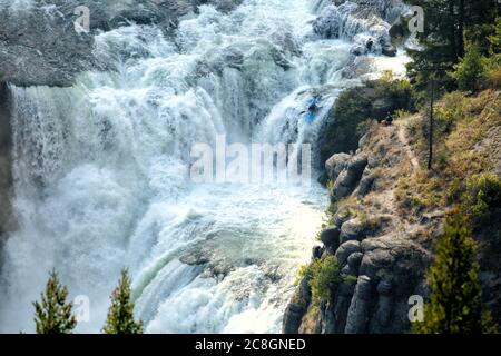 Ein erfahrener Kajakfahrer fordert die tobenden Stromschnellen der unteren Mesa Falls auf der Henry's Fork des Snake River heraus, Stockfoto