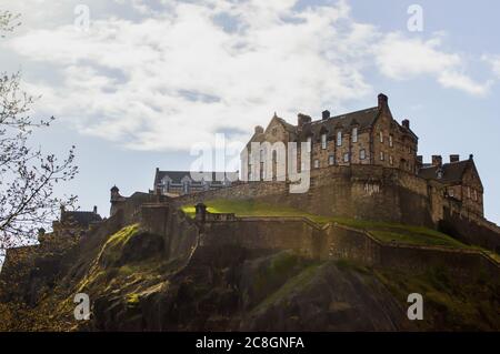 Castle Rock und das Edinburgh Castel am frühen Morgen an einem klaren sonnigen Tag Stockfoto