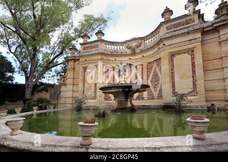 Attard. Malta. San Anton Gärten. Einer der Brunnen. Stockfoto