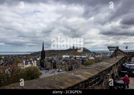 Blick von der Argyle Battery of Edinburgh Castle über die Altstadt mit Arthurs Seat im Hintergrund an einem stürmischen Tag Stockfoto