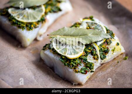 Kabeljaufilets mit Korianderkruste, Zitrone und Lorbeerblatt zum Backen vorbereitet Stockfoto