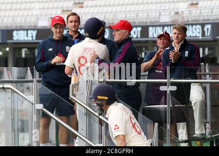 Der englische Ollie Pope wird am Ende des dritten Tests in Emirates Old Trafford, Manchester, von Kapitän Joe Root (links) und Trainer Graham Thorpe gratuliert. Stockfoto