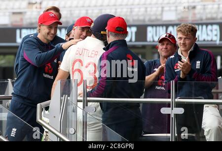 Am Ende des dritten Tests in Emirates Old Trafford, Manchester, wird Jos Buttler von Kapitän Joe Root (links) und Trainer Graham Thorpe (zurück zur Kamera) gratuliert. Stockfoto