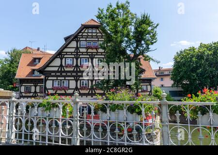 Esslingen, BW - 21. Juli 2020: Blick auf die Fachwerkhäuser im Kreis Klein Venedig in Esslingen Stockfoto