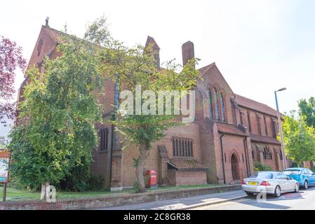 St. Andrew's Church Westcliff on Sea, Essex,Church of England Bistum Chelmsford. Backsteingebäude aus den 1930er Jahren. Große, imposante Pfarrkirche Stockfoto