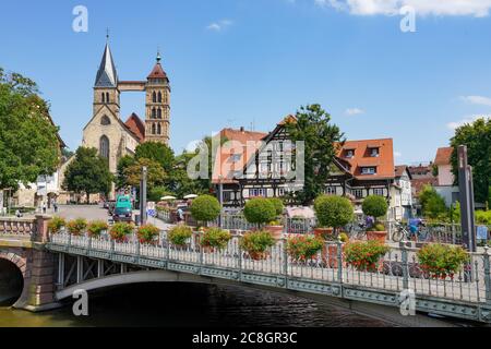 Esslingen, BW - 21. Juli 2020: Blick auf die Altstadt von Esslingen mit der St. Dionys Kirche im Hintergrund Stockfoto