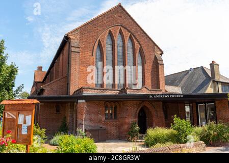 St. Andrew's Church Westcliff on Sea, Essex,Church of England Bistum Chelmsford. Backsteingebäude aus den 1930er Jahren. Große, imposante Pfarrkirche Stockfoto