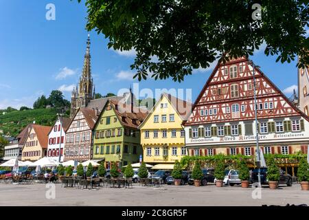 Esslingen, BW - 21. Juli 2020: Blick auf den Marktplatz und traditionelle Fachwerkhäuser in Esslingen Stockfoto