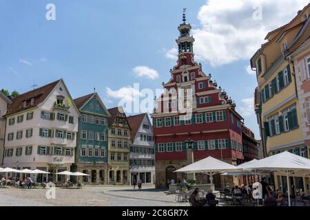 Esslingen, BW - 21. Juli 2020: Blick auf den Marktplatz und das alte Rathaus aus dem 15. Jahrhundert in Esslingen Stockfoto