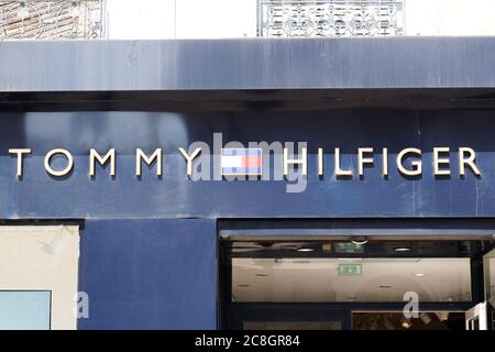 Bordeaux , Aquitaine / Frankreich - 07 22 2020 : Tommy Hilfiger Zeichen und Text Logo Shop von amerikanischen Bekleidungsunternehmen Shop Stockfoto