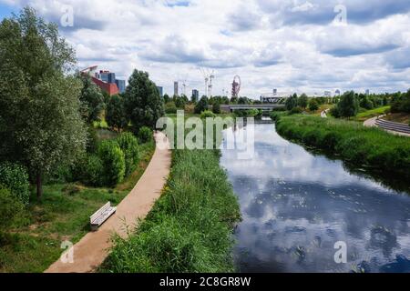 Blick auf den Fluss Lea, Orbit und das London Stadium von den Northern Parklands im London Queen Elizabeth Olympic Park, Newham Stockfoto