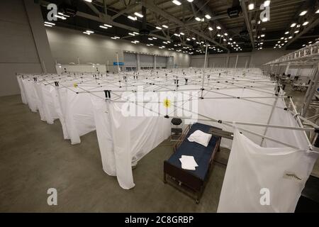 Austin, TX USA, 24. Juli 2020: Stadtbeamte bereiten ein Feldkrankenhaus im Austin Convention Center vor, das einen Ansturm von COVID-19-Patienten erwartet, da die Zahl der infizierten Texaner weiterhin anschwellen das Krankenhaus ist bereit, Hunderte von leichten bis mäßigen Fällen zu behandeln, die überwältigende Krankenhäuser im Rio Grande Valley sind. Kredit: Bob Daemmrich/Alamy Live Nachrichten Stockfoto