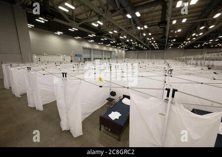 Austin, TX USA, 24. Juli 2020: Stadtbeamte bereiten ein Feldkrankenhaus im Austin Convention Center vor, das einen Ansturm von COVID-19-Patienten erwartet, da die Zahl der infizierten Texaner weiterhin anschwellen das Krankenhaus ist bereit, Hunderte von leichten bis mäßigen Fällen zu behandeln, die überwältigende Krankenhäuser im Rio Grande Valley sind. Kredit: Bob Daemmrich/Alamy Live Nachrichten Stockfoto