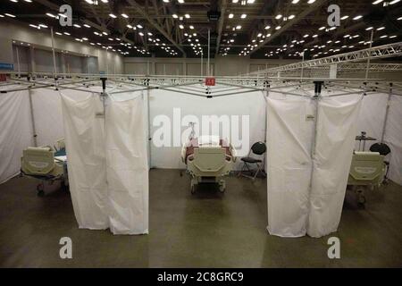 Austin, TX USA, 24. Juli 2020: Stadtbeamte bereiten ein Feldkrankenhaus im Austin Convention Center vor, das einen Ansturm von COVID-19-Patienten erwartet, da die Zahl der infizierten Texaner weiterhin anschwellen das Krankenhaus ist bereit, Hunderte von leichten bis mäßigen Fällen zu behandeln, die überwältigende Krankenhäuser im Rio Grande Valley sind. Kredit: Bob Daemmrich/Alamy Live Nachrichten Stockfoto