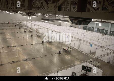 Austin, TX USA, 24. Juli 2020: Stadtbeamte bereiten ein Feldkrankenhaus im Austin Convention Center vor, das einen Ansturm von COVID-19-Patienten erwartet, da die Zahl der infizierten Texaner weiterhin anschwellen das Krankenhaus ist bereit, Hunderte von leichten bis mäßigen Fällen zu behandeln, die überwältigende Krankenhäuser im Rio Grande Valley sind. Kredit: Bob Daemmrich/Alamy Live Nachrichten Stockfoto