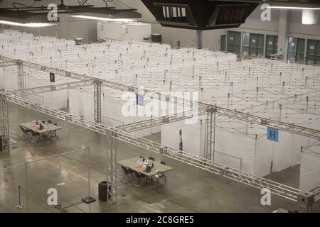 Austin, TX USA, 24. Juli 2020: Stadtbeamte bereiten ein Feldkrankenhaus im Austin Convention Center vor, das einen Ansturm von COVID-19-Patienten erwartet, da die Zahl der infizierten Texaner weiterhin anschwellen das Krankenhaus ist bereit, Hunderte von leichten bis mäßigen Fällen zu behandeln, die überwältigende Krankenhäuser im Rio Grande Valley sind. Kredit: Bob Daemmrich/Alamy Live Nachrichten Stockfoto