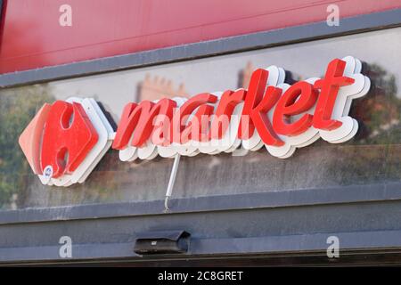 Bordeaux , Aquitaine / Frankreich - 07 22 2020 : Carrefour Markthalle Zeichen Text und Logo auf Shop Building Stockfoto