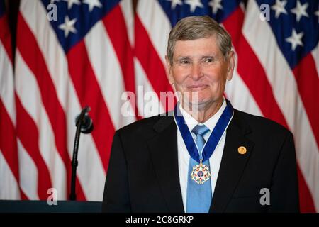 Washington, Vereinigte Staaten Von Amerika. Juli 2020. Der ehemalige US-Repräsentant Jim Ryun (Republikaner von Kansas) trägt die Presidential Medal of Freedom, die er während einer Zeremonie im Blauen Raum des Weißen Hauses in Washington, DC am 24. Juli 2020 erhielt. Ryun gewann eine Silbermedaille in den 1500 m bei den Olympischen Sommerspielen 1968 in Mexiko-Stadt.Credit: Samuel Corum/Pool via CNP.Nutzung weltweit Credit: dpa/Alamy Live News Stockfoto