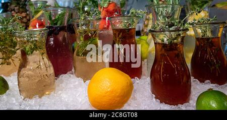 Blick auf wunderschöne hausgemachte Tee Tee Tee Aufgüsse auf Eis mit Obst und Gewürzen Stockfoto