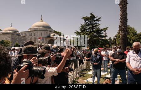 Eröffnung der Hagia Sophia Kirche / Museum als Moschee und der erste 'Freitag' beten. Mitglieder der Presse sehen Menschen, die draußen beten. Stockfoto