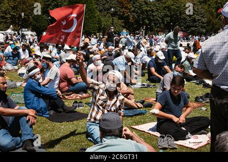 Eröffnung des Hagia Sophia Museums als Moschee und der erste 'Freitag' beten. Die Menschen warten auf das erste Beten und politisch unterstützenden Präsidenten Stockfoto