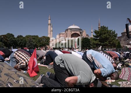 Eröffnung des Hagia Sophia Museums als Moschee und der erste 'Freitag' beten mit dem Präsidenten der Türkei. Die Menschen beten auf der Straße auf dem Ayasofya Platz Stockfoto