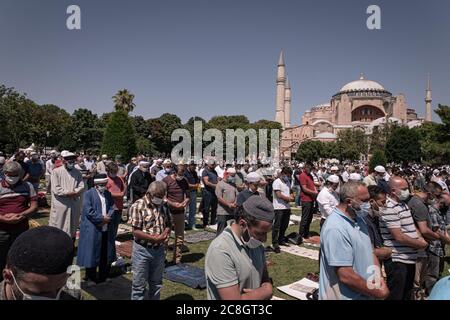 Eröffnung des Hagia Sophia Museums als Moschee und der erste 'Freitag' beten mit dem Präsidenten der Türkei. Die Menschen beten auf der Straße auf dem Ayasofya Platz Stockfoto