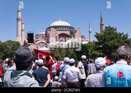 Eröffnung der Hagia Sophia Kirche / Museum als Moschee und der erste 'Freitag' beten. Begeisterte Menge nach dem Freitagsgebet Stockfoto