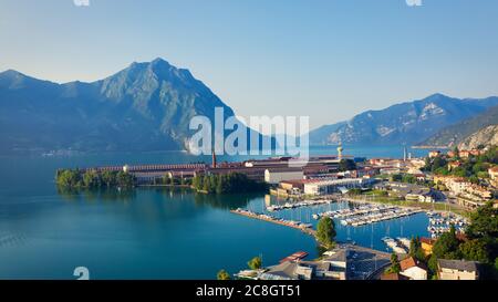 Luftaufnahme des Iseo Sees, rechts der Hafen von lovere, Hintergrund Berge (alpen), Bergamo Italien. Stockfoto