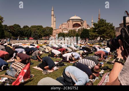 Eröffnung des Hagia Sophia Museums als Moschee und der erste 'Freitag' beten mit dem Präsidenten der Türkei. Die Menschen beten auf der Straße auf dem Ayasofya Platz Stockfoto