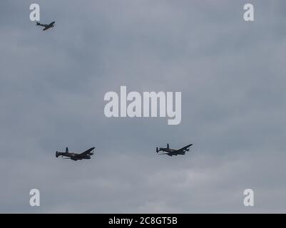 Die letzten beiden verbleibenden flugfähigen Avro Lancasters schweren Bomber durchführen Ein Duett am Himmel Stockfoto