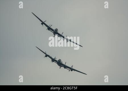 Die letzten beiden verbleibenden flugfähigen Avro Lancasters schweren Bomber durchführen Ein Duett am Himmel Stockfoto