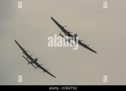 Die letzten beiden verbleibenden flugfähigen Avro Lancasters schweren Bomber durchführen Ein Duett am Himmel Stockfoto