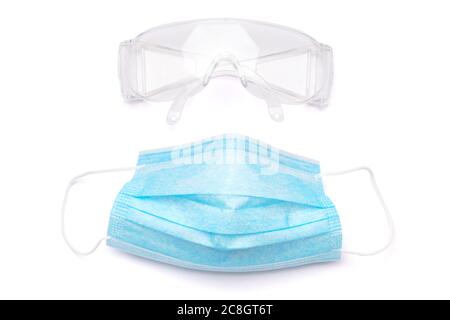 Maske und Schutzbrille für persönlichen Schutz auf weißem Untergrund mit Clipping Path Stockfoto