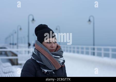 Winterportrait der jungen Frau, die warm für den eisigen Winter gekleidet ist Bedingungen an der Ostsee in Nordeuropa Stockfoto