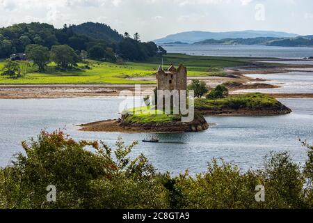 Schöne Aussicht auf das schottische Schloss des Stalker Dinasty. Dieses wunderschöne Schloss liegt auf einem großen Felsen mitten im Loch Linnhe, Oban. Stockfoto