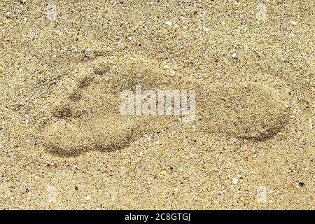 Menschlicher Fußabdruck auf Sandstruktur Stockfoto