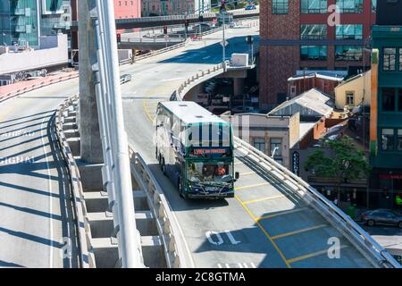 Lynx Express Commuter Bus navigiert über die Salesforce Transit Center Brücke - San Francisco, CA, USA - 2020 Stockfoto